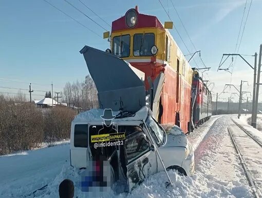 Электричка среднесибирская тальменка. Авария в Тальменке Алтайского края. ДТП С поездом на Алтае 29 ноября. Авария в Алтайском крае на ЖД переезде. Авария в р.п Тальменка Алтайского края.