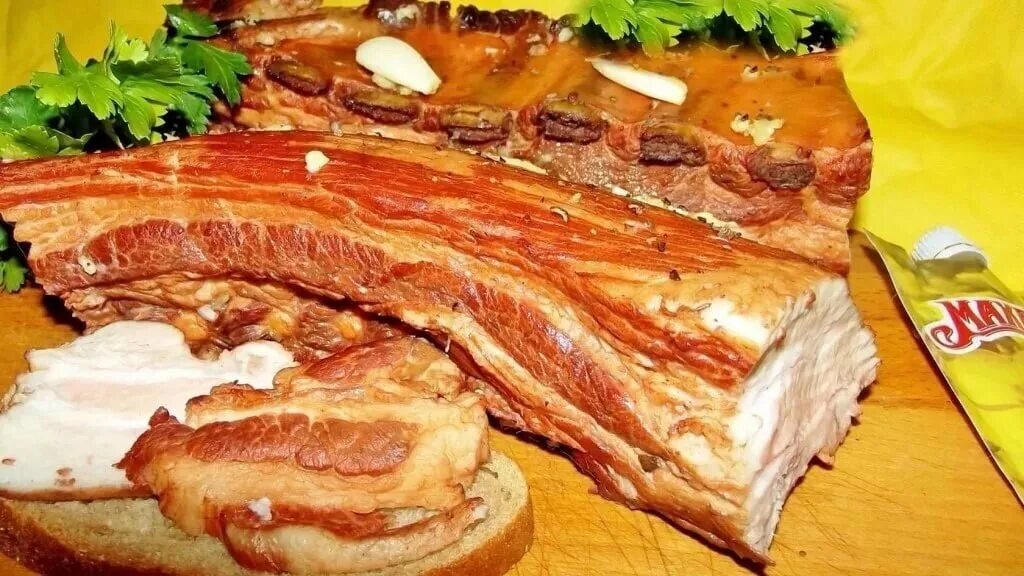 Свинина грудинка. Грудинка свиная запеченная. Грудинка свиная вареная. Из грудинки свиной. Грудинка свиная в луковой шелухе.