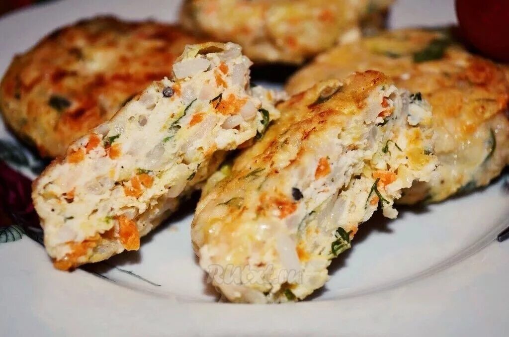 Котлеты из филе и кабачков. Куриные котлеты с овощами. куриные котлеты с кабачком. котлеты из куриного филе с кабачками. овощные котлеты с рисом.