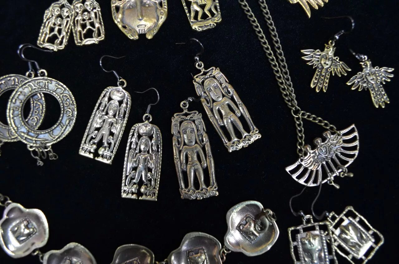 Новогодняя суета на улице. Украшение города к новому году. Молдавит кулон серебро. Пермский звериный стиль украшения. Пермский звериный стиль коми.