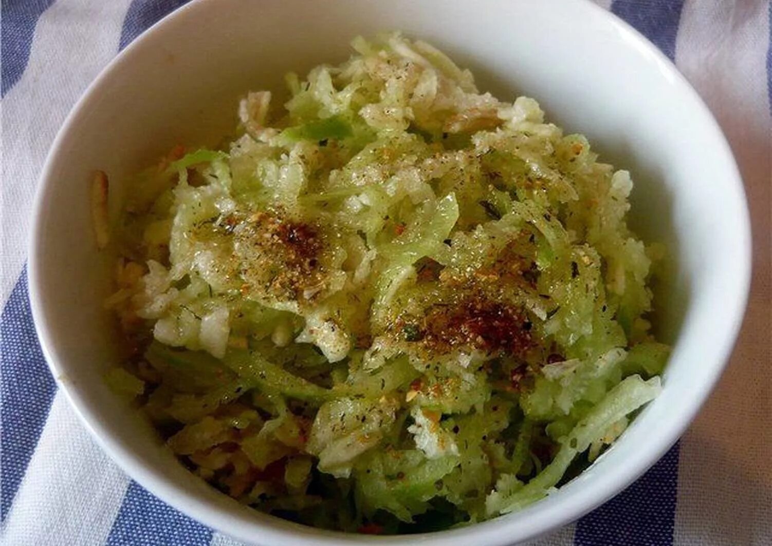 салат с зеленой редькой. вкусный салат с зелёной редькой. салат с зеленой редькой. вкусный салат из зеленой редьки. салат из зелёной редьки с морковью.