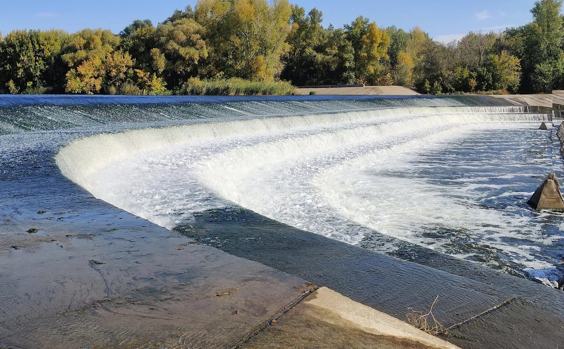 Водопады саратовской. Балаково водопады на Иргизе. Река большой Иргиз Саратовская область. Водопады в Саратовской на реке Иргиз. Переливная плотина Иргиз.