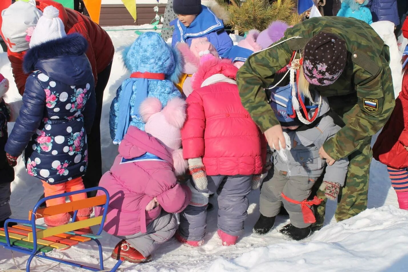 Зарница к 23 февраля в детском саду на улице. Зарница в детском саду на улице зимой. Зимняя Зарница в детском саду. Зарница зимняя для детей детского сада. Сценарий зарницы зимой