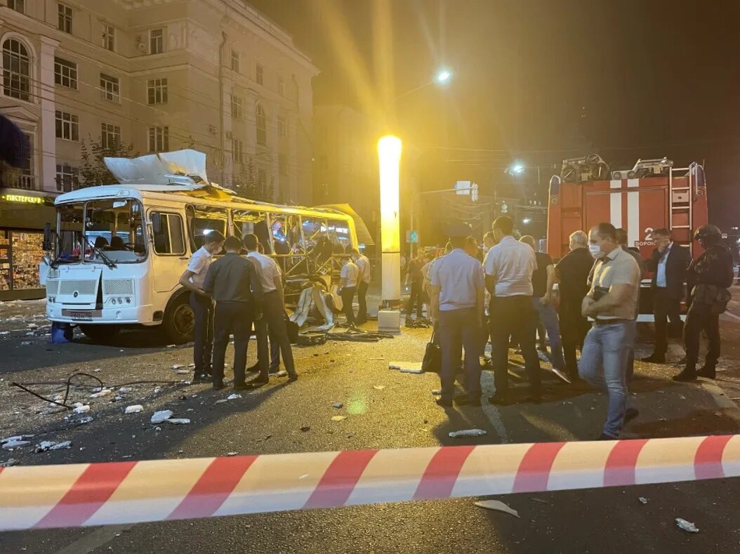 Взрыв автобуса у галереи Чижова Воронеж. Взрыв автобуса в Воронеже причина. Что за взрывы воронеже сейчас слышны