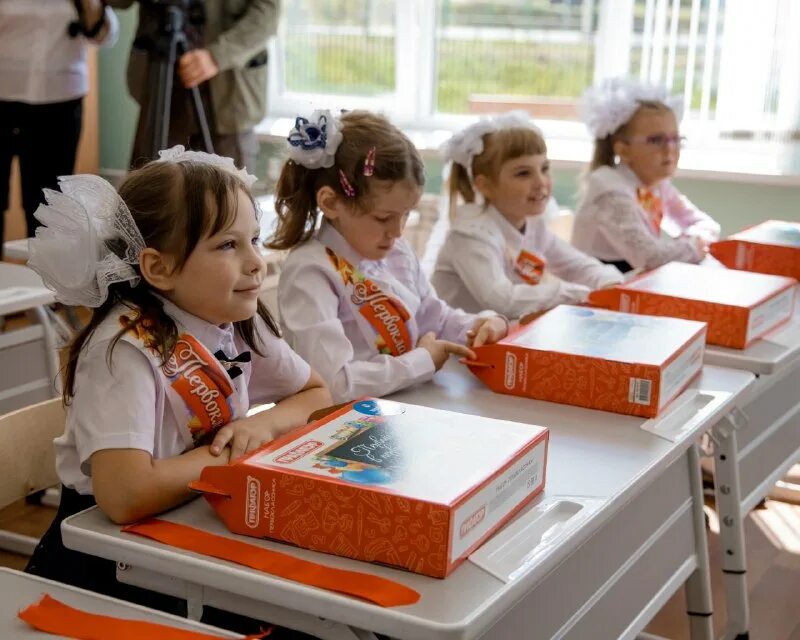 Выплаты к 1 сентября 2025 первоклассников. Курск 1 сентября 2025. школьная ситуация. подарок первокласснице на 1 сентября. подарки первоклассникам от малышей.