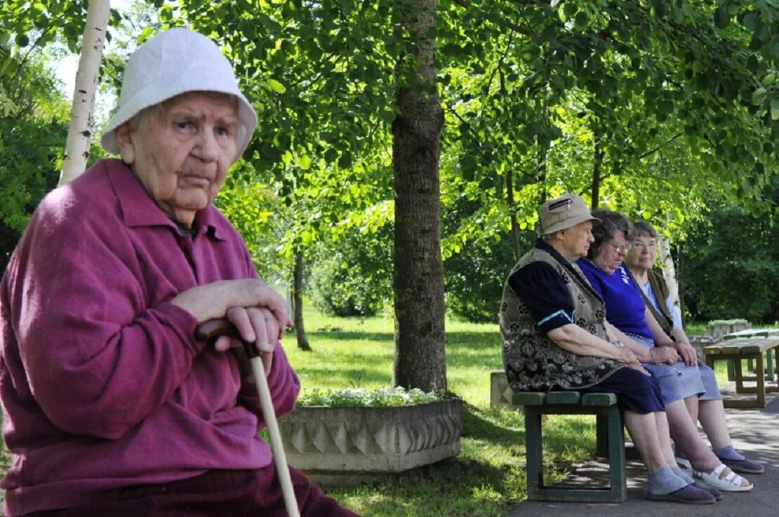 Реабилитация пожилых и инвалидов. Особенности людей пожилого возраста. Пожилые люди смеются. Пожилые люди. Веселые пенсионеры.