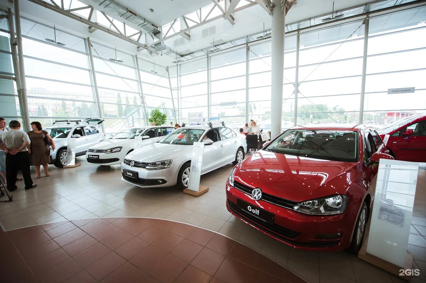 автосалон подержанных авто. машины с пробегом в автосалонах. автосалон бу авто. машины в автосалоне. автосалон фреш авто.