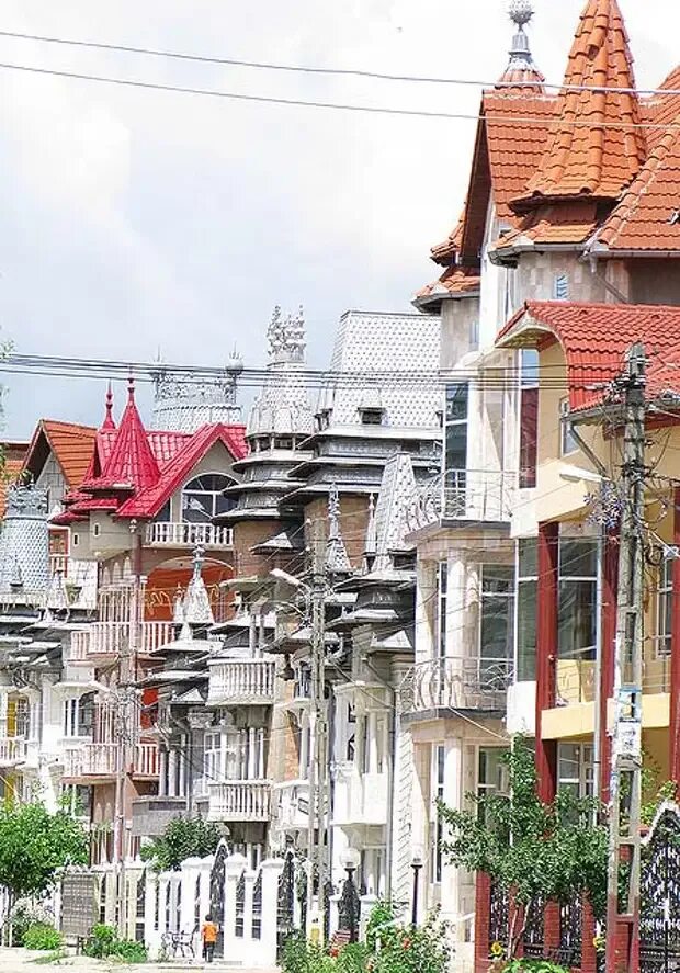 Бузеску румыния цыгане богатые. Цыганский город в румынии бузеску. Бузеску столица цыган-миллионеров фото. Цыганский город в румынии бузеску. Цыганский город.