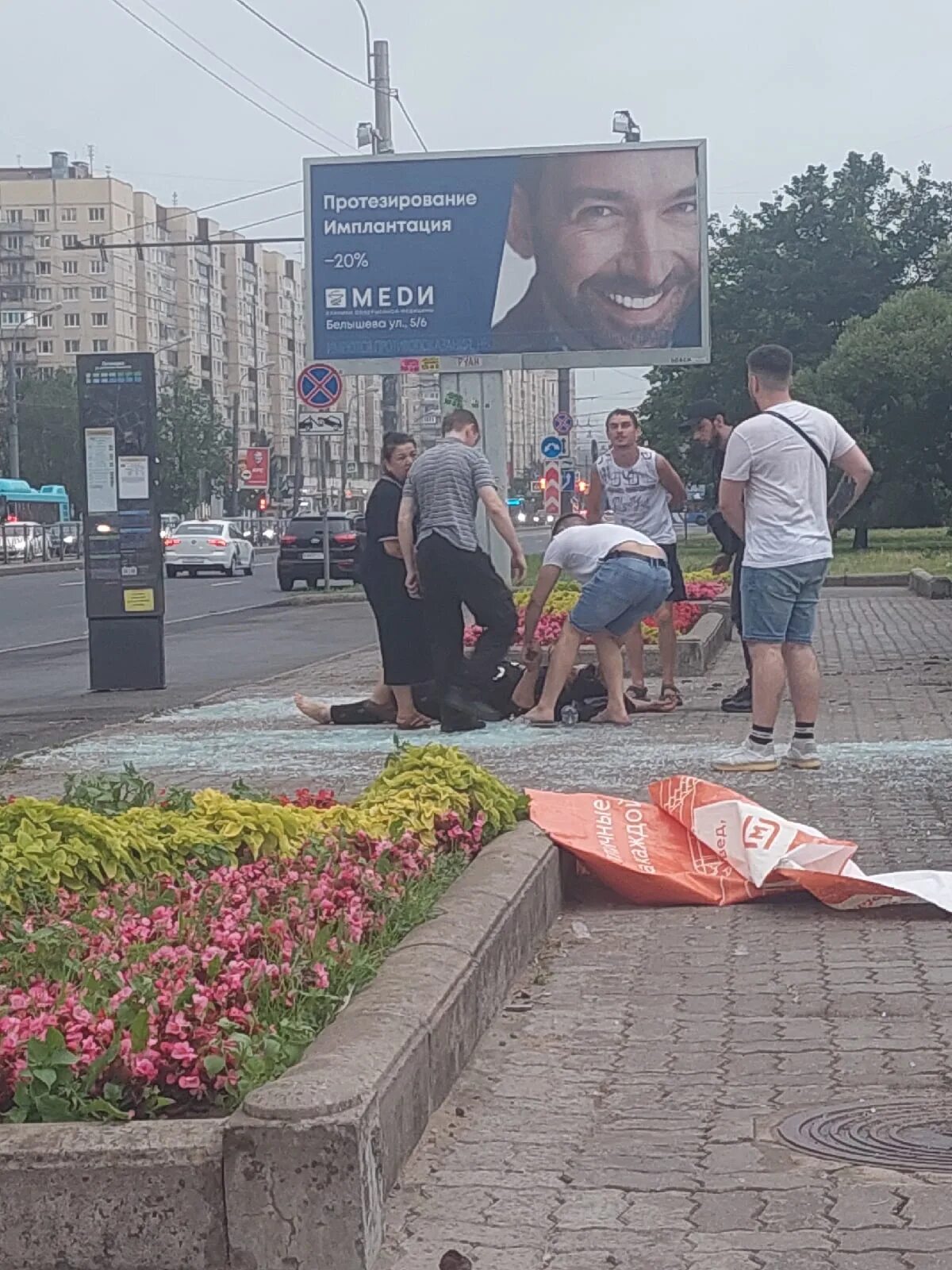 Мужчина упал на остановке. Санкт-Петербург ливень. Девушка с плакатом. Ливень в Питере. Ураган в Питере 2022.