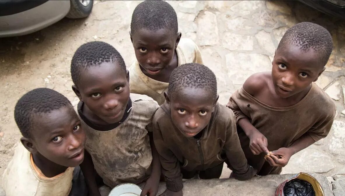 Колодец в африке. Жители африки для детей. Чего нет в африке. Чего нет в африке. Голодающие африканские дети.