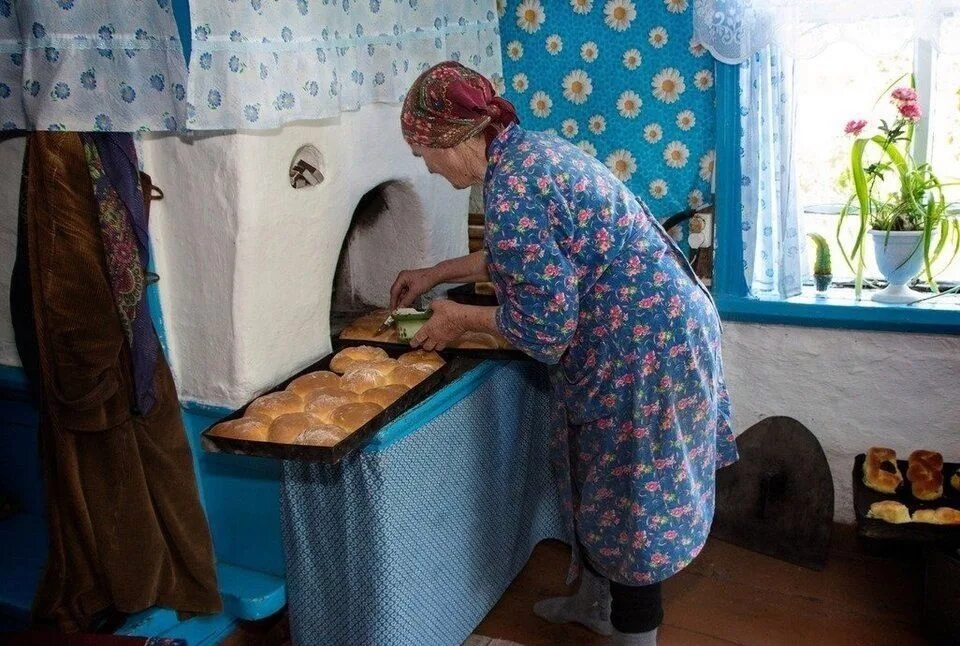 Для отопления сельского дома бабушка. Бабушка печет хлеб. Бабушка у печки. Бабушка печет пироги в русской печи. Бабушка печет пирожки в русской печке.