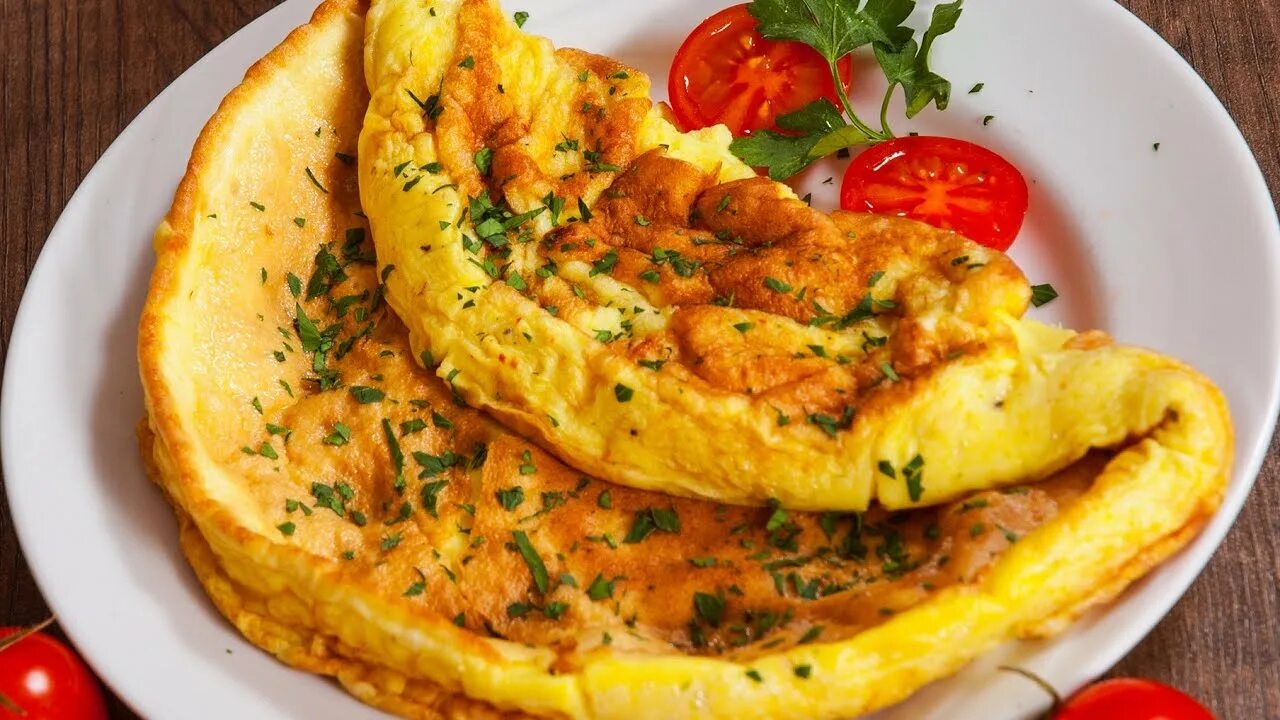 Омлет с курицей и овощами. Омлет. омлет на тарелке. омлет с адыгейским сыром. омлет с мясом.