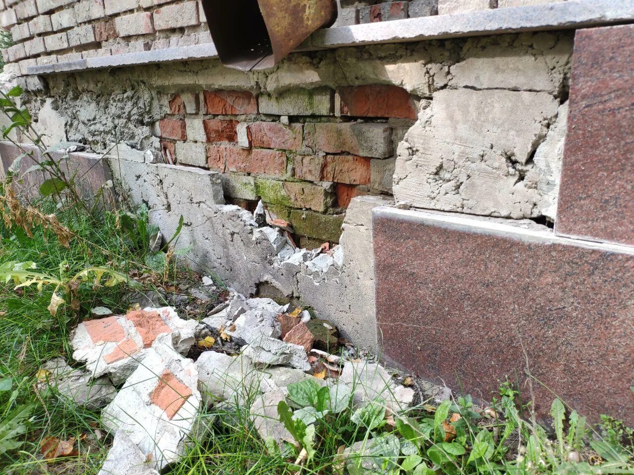 Разрушение фундамента здания. Разрушение цоколя здания. разрушенный цоколь. трещины в цоколе. трещины в фундаменте.