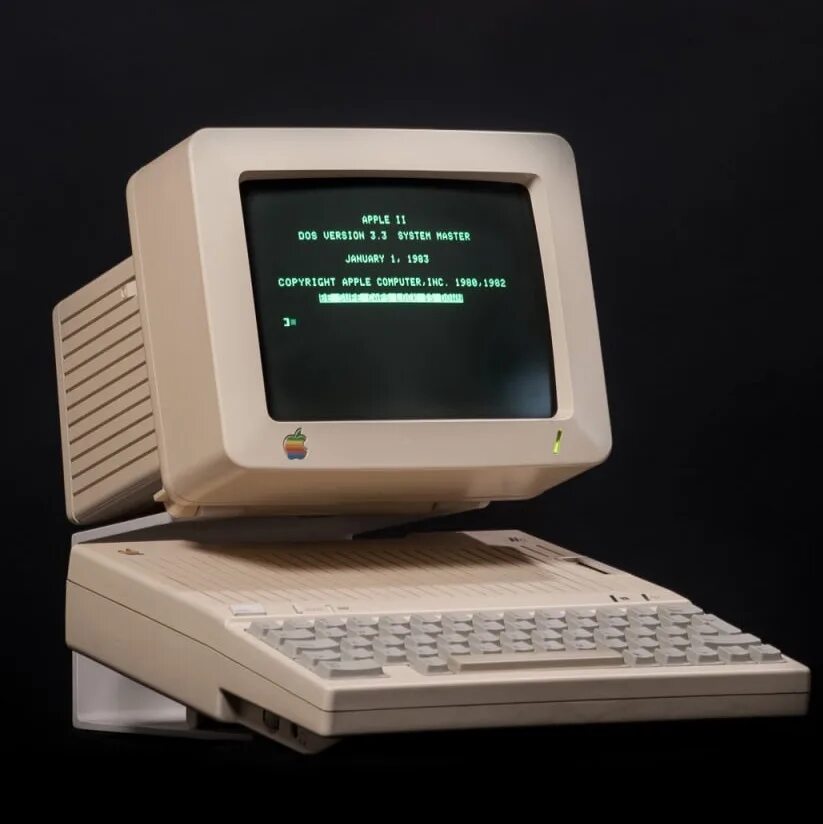 Старый компьютер. Древние компьютеры. Самый первый компьютер. Старинный компьютер.