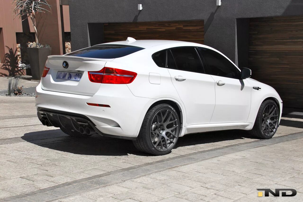 BMW x6m e71. BMW x6m White. BMW x6 e71 белый. Обвес BMW x6 e71.