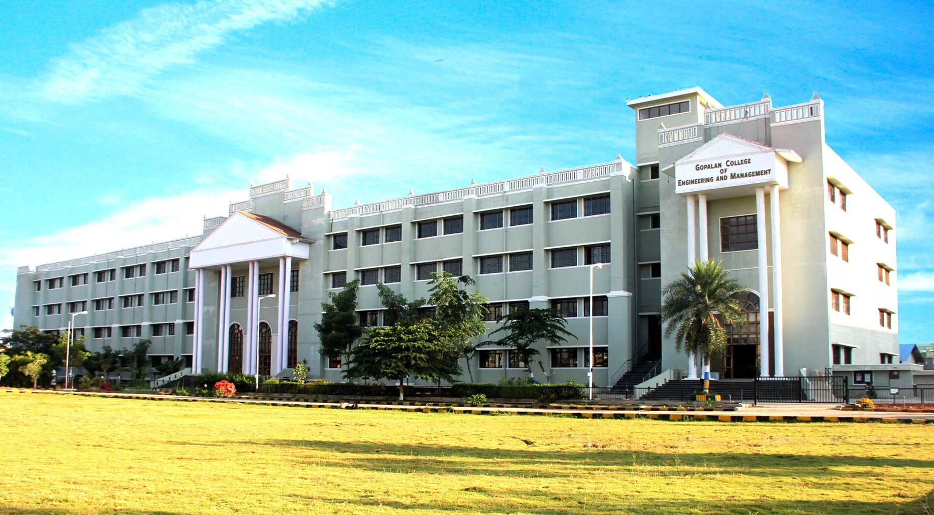 College of engineering. Бангалор университет. институт управления в бангалоре. русские в бангалоре. royal indian engineering college.