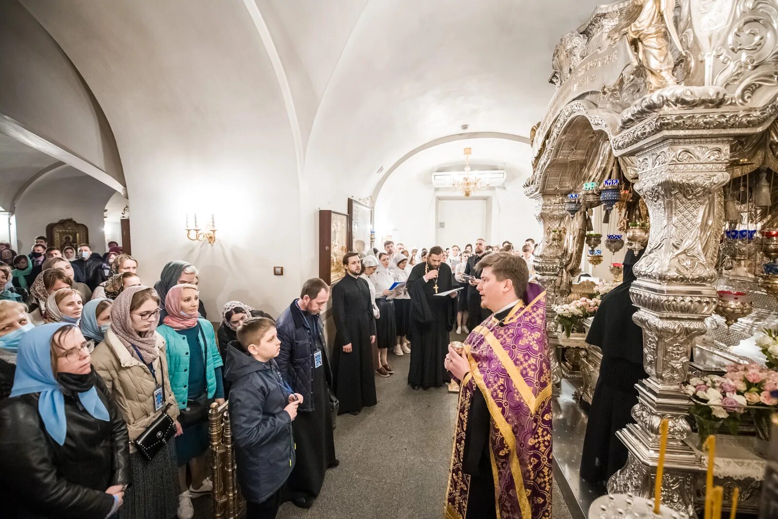Где в москве есть мощи. Покровский женский монастырь мощи матронушки. мощи матроны московской в москве покровский монастырь. монахини в монастыре матроны московской. музей матроны московской покровский монастырь.
