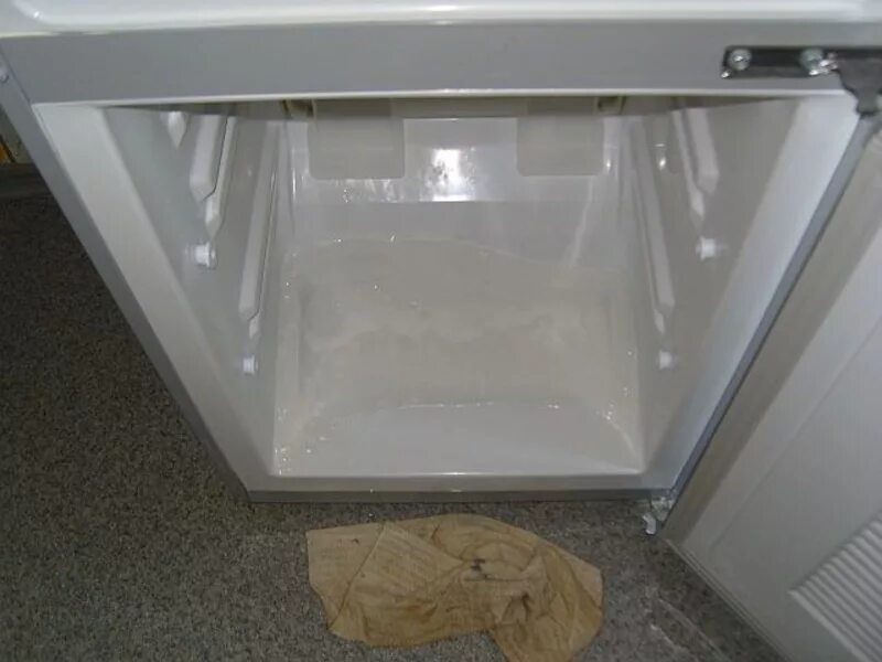 Холодильник бежит вода