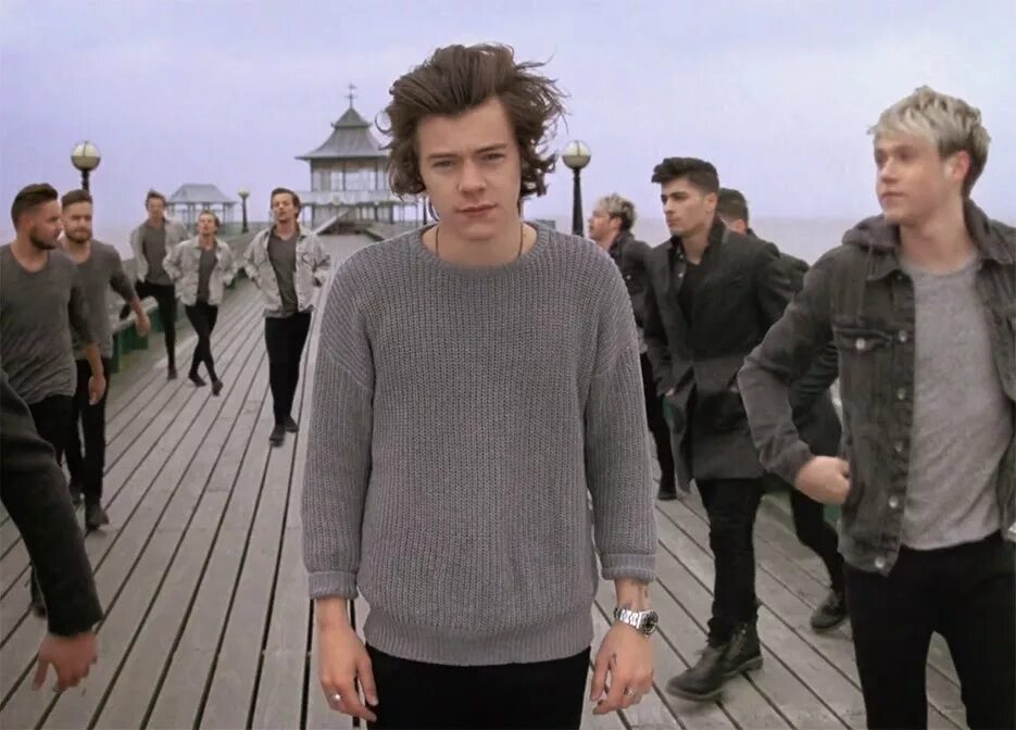 Через 1 песню. One Direction you and i. One Direction клип в пустыне. You and i one Direction текст. You and i песня.