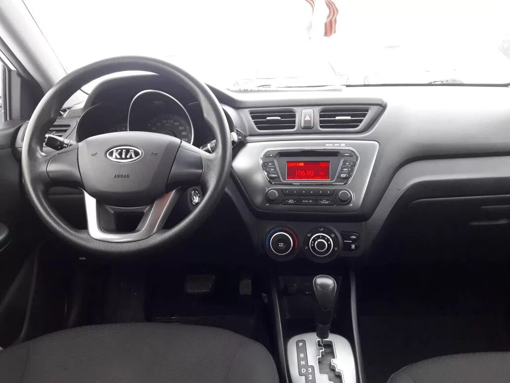 Рио 3 дата выхода 2025. Kia rio 2013 салон. киа рио 3 поколения салон. киа рио 2013 седан салон. киа рио 2014 седан салон.