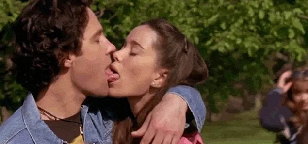 Kiss my a фф. Поцелуй с языком. Французский поцелуй 18 +. Французский поцелуй gif. Медленный поцелуй.