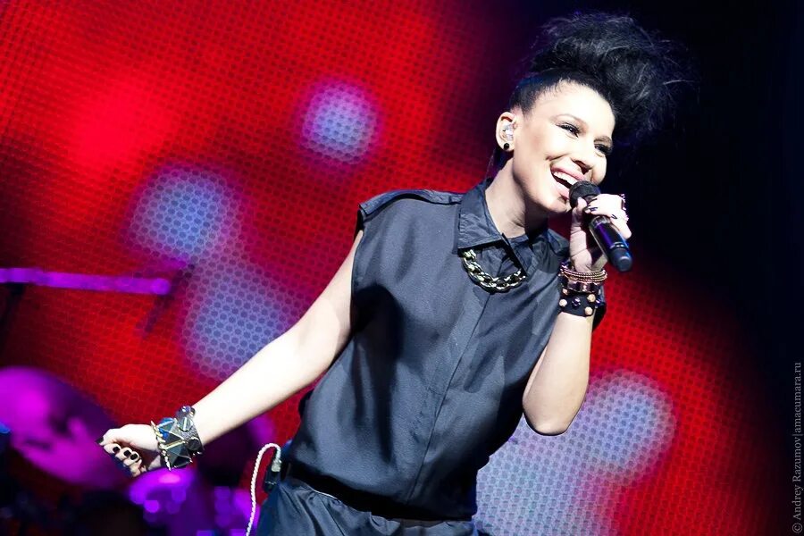 Певица елизавета иванцив. Певица елка в платье. Елка лысая певица. Ёлка (певица) ракитин. Певица елка концерт 2020.