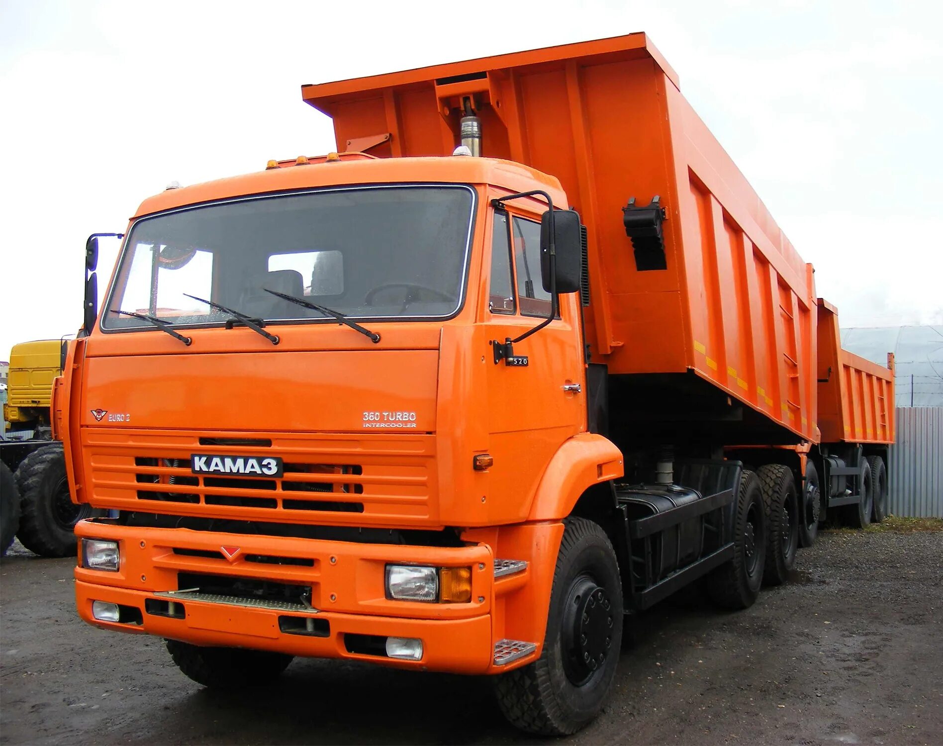 Водитель самосвала камаз 6520. Водитель камаза. Камаз 6520 фура. Камаз 55111-15. Камаз автоколонна 1228.