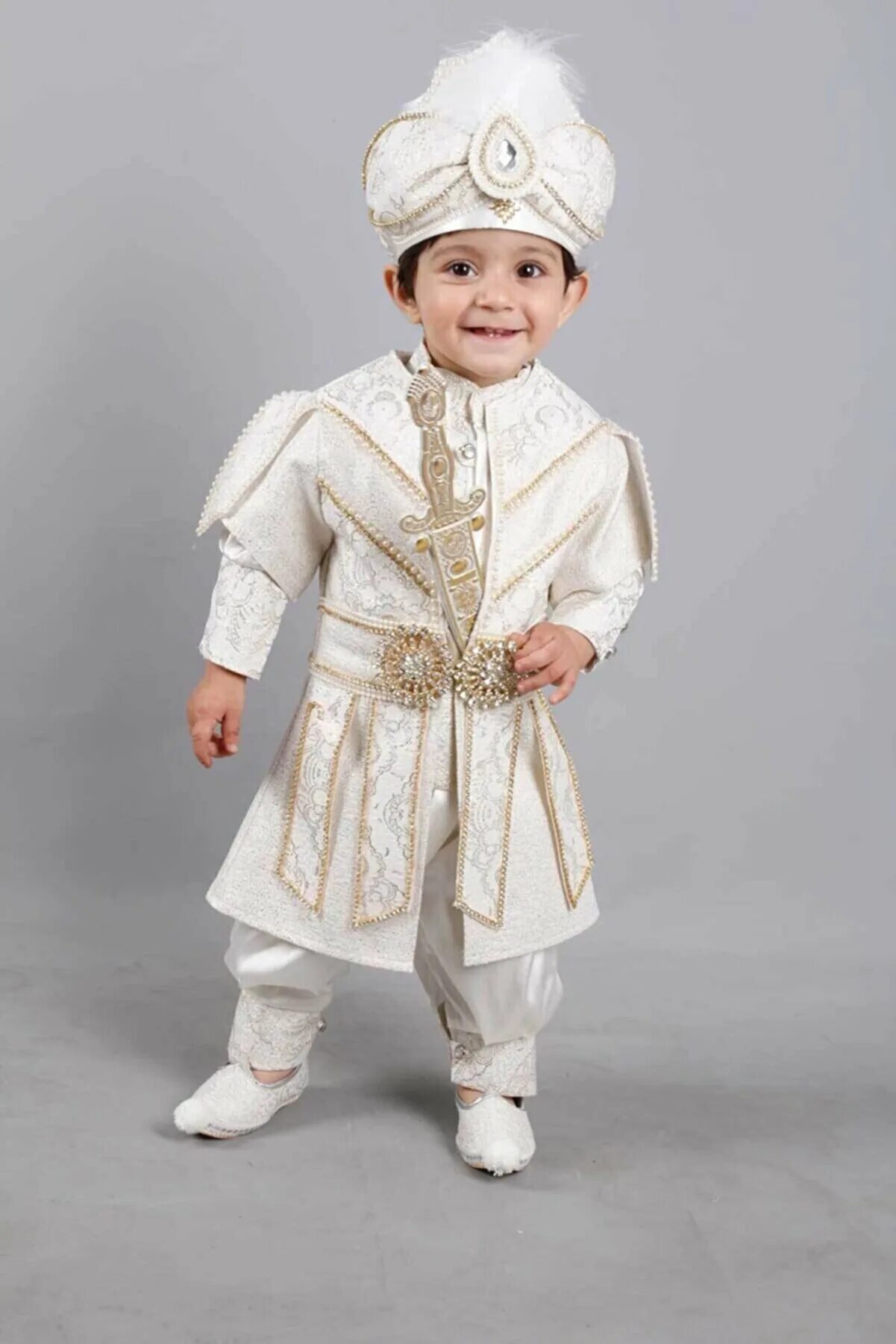Казахский костюм для мальчика. Казахский национальный костюм детский. Белый костюм для мальчика. Казахская одежда для мальчиков. Казахские костюм детский