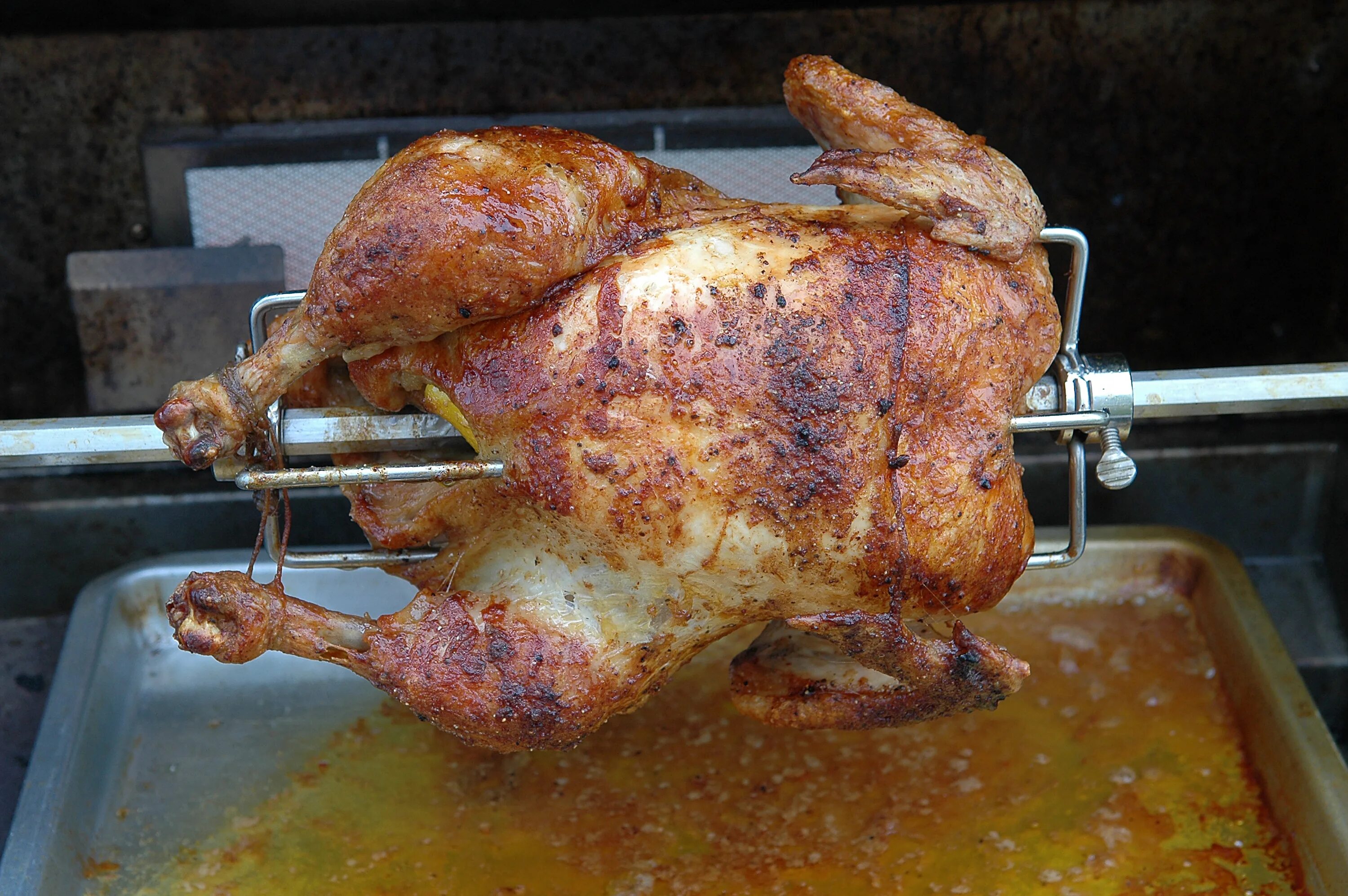 Как приготовить куриный гриль. Курица-гриль в духовке на вертеле. Курочка гриль в духовке. Цыпленок на вертеле.