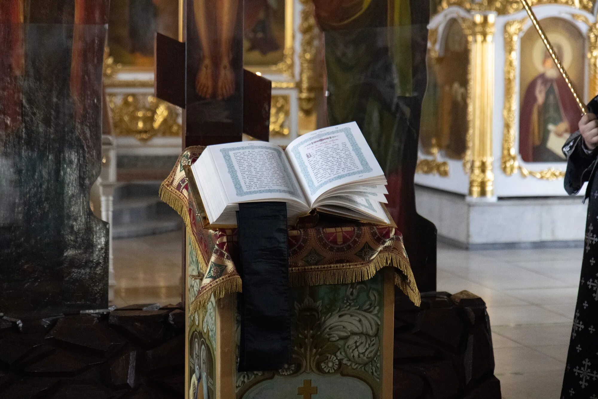 Евангелие 12 января. Чтение 12 Евангелий. Чтение Евангелия в храме. Страстная седмица чтение 12 Евангелий. Чтение Евангелия в церкви на страстной седмице.