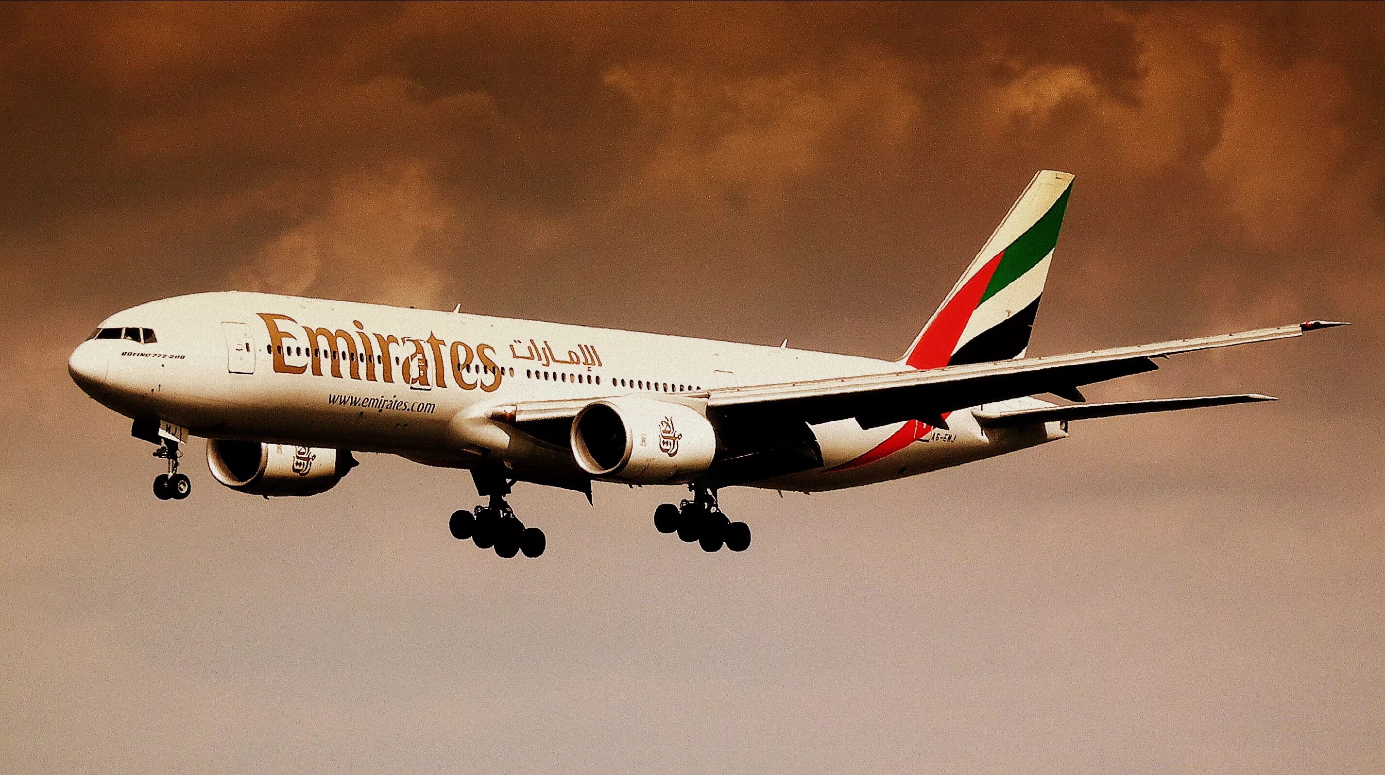 Боинг 777 Эмирейтс. Самолет b777 Emirates. Самолет b777 Эмирейтс. Эмирейтс 777-300. Boeing 777 emirates