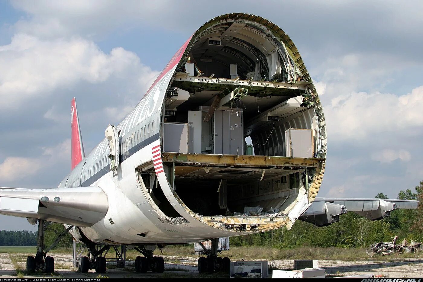 Сколько лет делают самолеты. Фюзеляж боинга 747. самолёт боинг 747. кладбище самолетов боинг 747. крыло боинг 747.