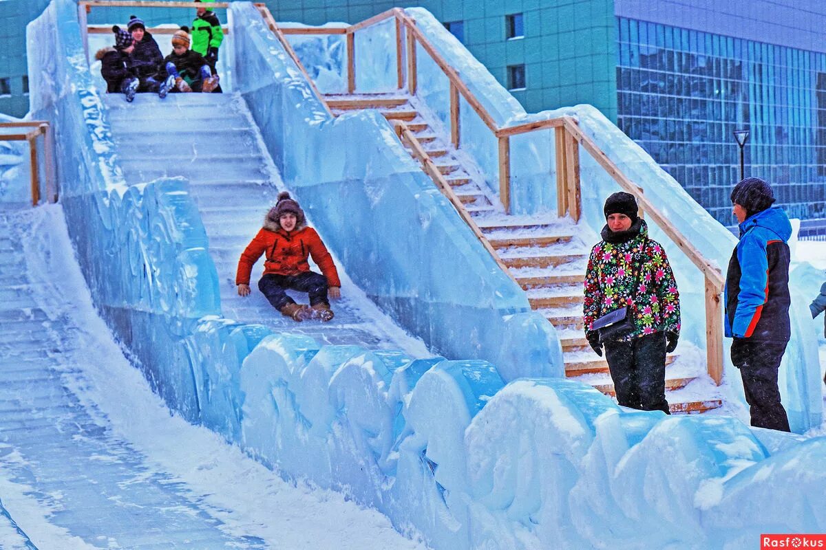 Ледяной городок Нефтеюганск. Ледяной городок в Нефтеюганске 2000. Ледяная горка. Снежные горки. Ледовый дети