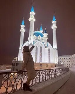 Танцующая девушка перед мечетью