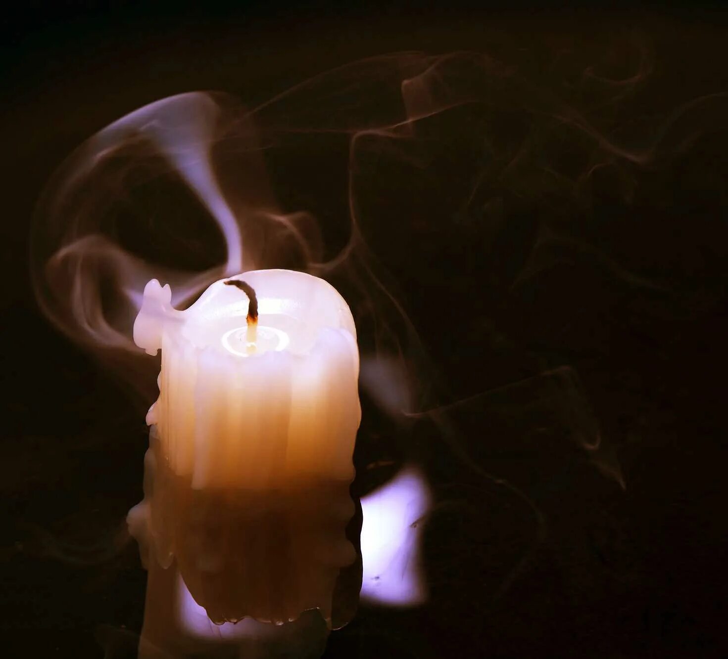Горящая свеча гаснет в закрытой пробкой. Потухший огарок свечи. Огарки от свечей. Погасшая свеча. Незажженная свеча.