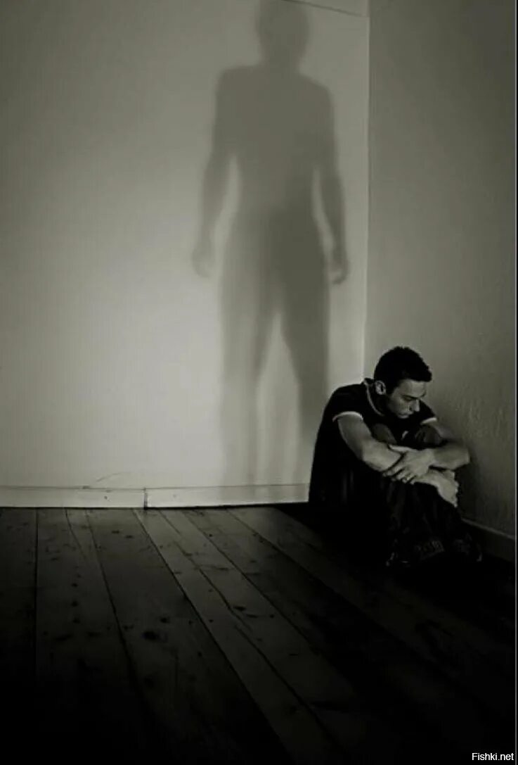 Сидит посередине. В тени человека. Одиночество боль. Одинокий человек. Человек в одиночестве.