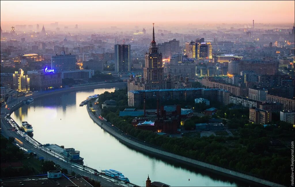 Ни москва. Высотная Москва. Города Евразии. Город Москва на Евразии. Город Евразия фотография.