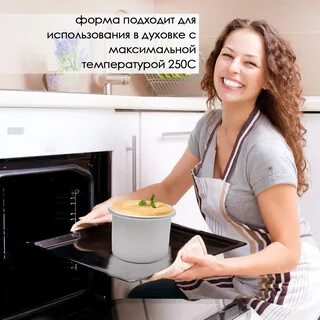 Женщина печет