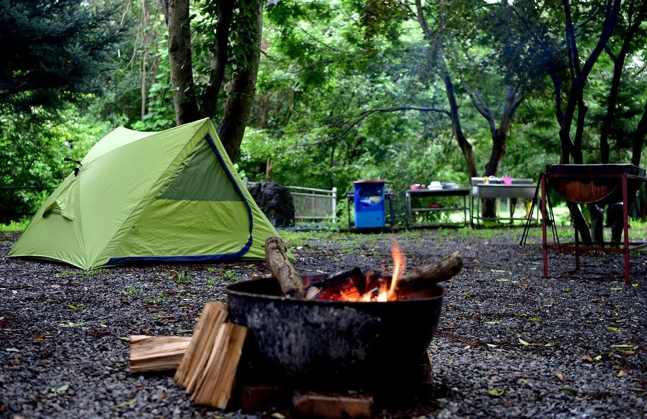 Camping фото. Палаточный лагерь Camp 2050. Торбеево озеро палаточный лагерь. Костровище кемпинг лагерь. Палатка костёр кемпинг.