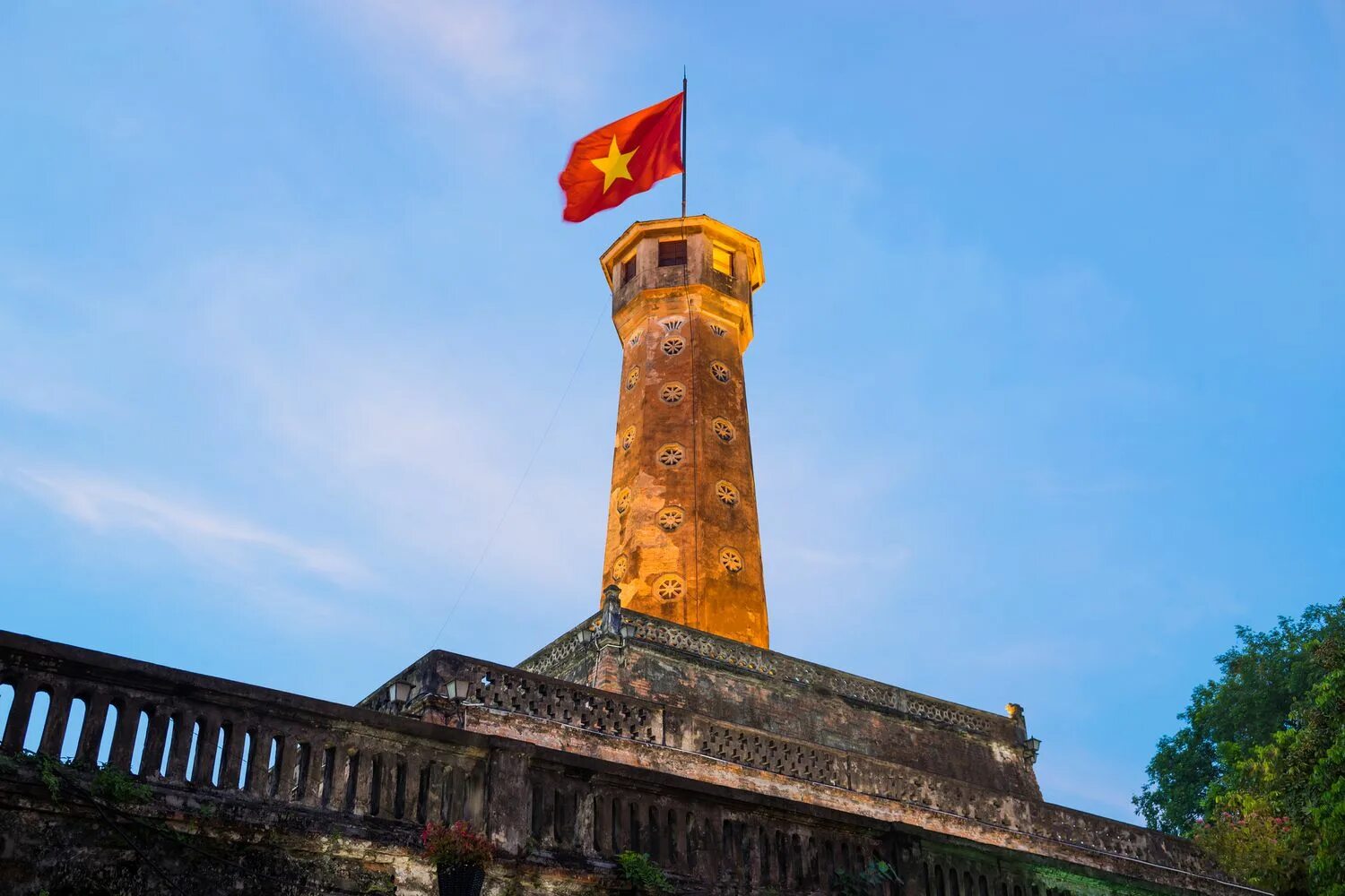 Флаговая башня в Ханой. Ханойская Цитадель Вьетнам. Вьетнам Ханойская Цитадель (г. Ханой). Вьетнам башня с флагом. Башня ханой