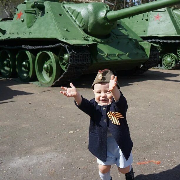 Мальчик на дне победы. Дети в военной форме. День Победы для детей. Малыши в военной форме на 9 мая. Солдатская форма для детей.