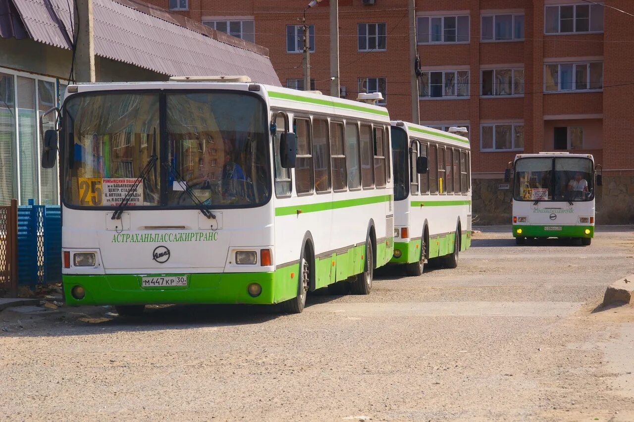 Автобусы астрахань в реальном времени. Транспорт Астрахань. Новые автобусы в Астрахани. Маршрут 90 Астрахань. Пригородный транспорт Астрахань..