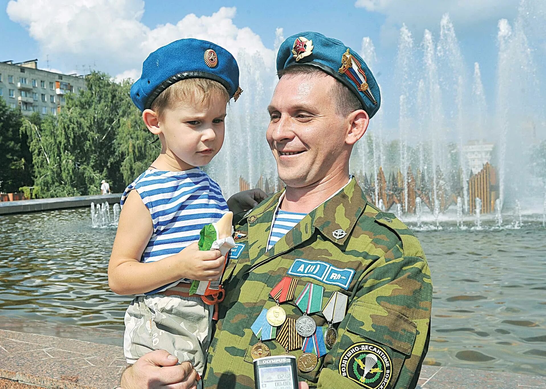 воздушно-десантные войска. день воздушно-десантных войск россии. вдв. строй десантников. четыре десантника.