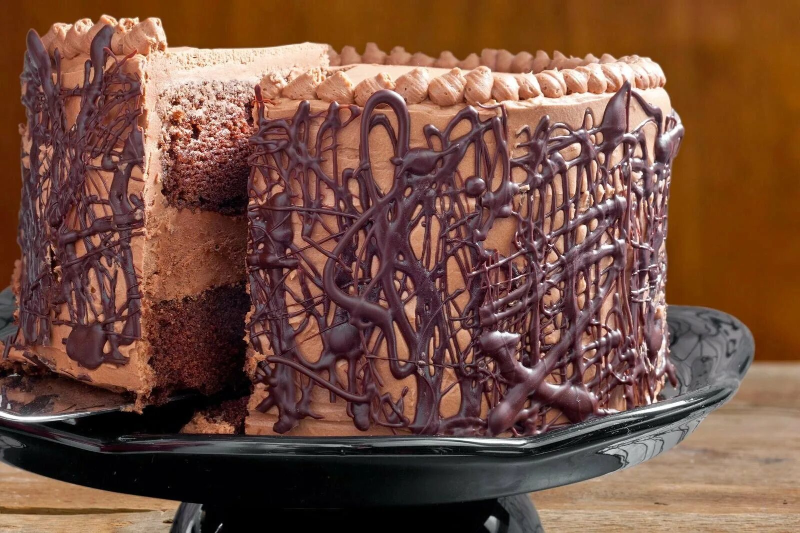 Шоколадный торт. Украшения из шоколада. Украшение торта шоколадом. Торт с шоколадом.