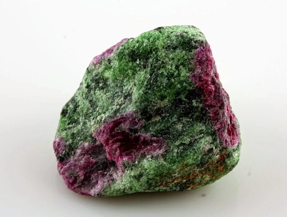 Цоизит минерал Кристалл. Цоизит с рубином. Циозит камень минерал. Камень цоизит Аниолит.