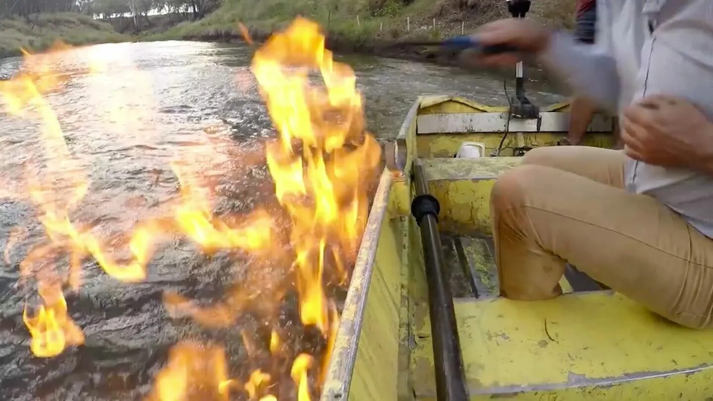 Топливо вода горит. Горящая река. Река горит. Вода горит. Горящие реки Квинсленда.