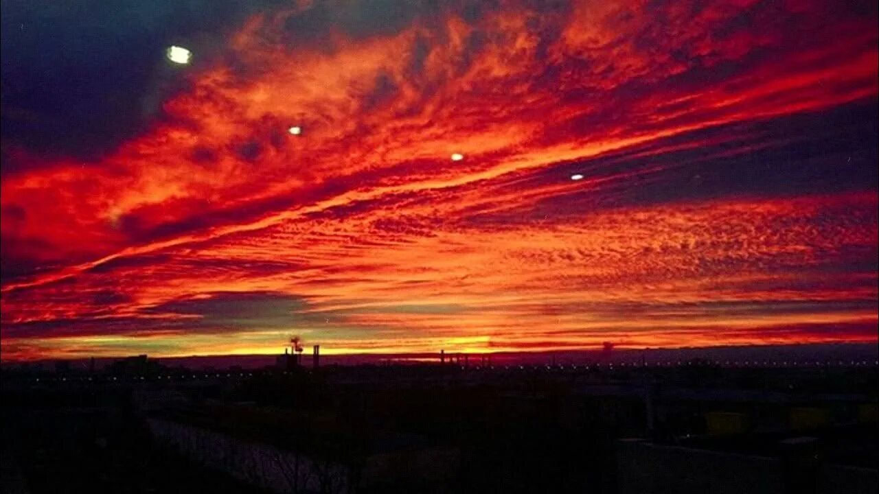 Закат черкесск. Красное небо. Небо зарево. Красный закат. Красное зарево на небе.