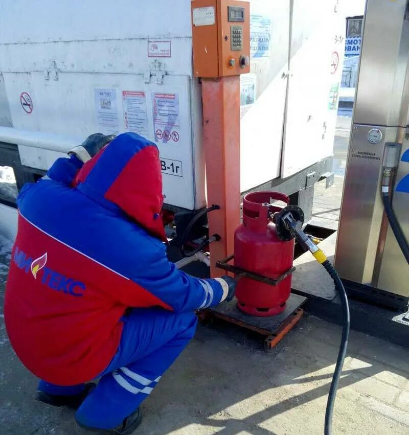 Заправка бытовых. Газовый заправщик. заправщик газовых баллонов. газозаправочная станция для бытовых баллонов. пропановая азс.