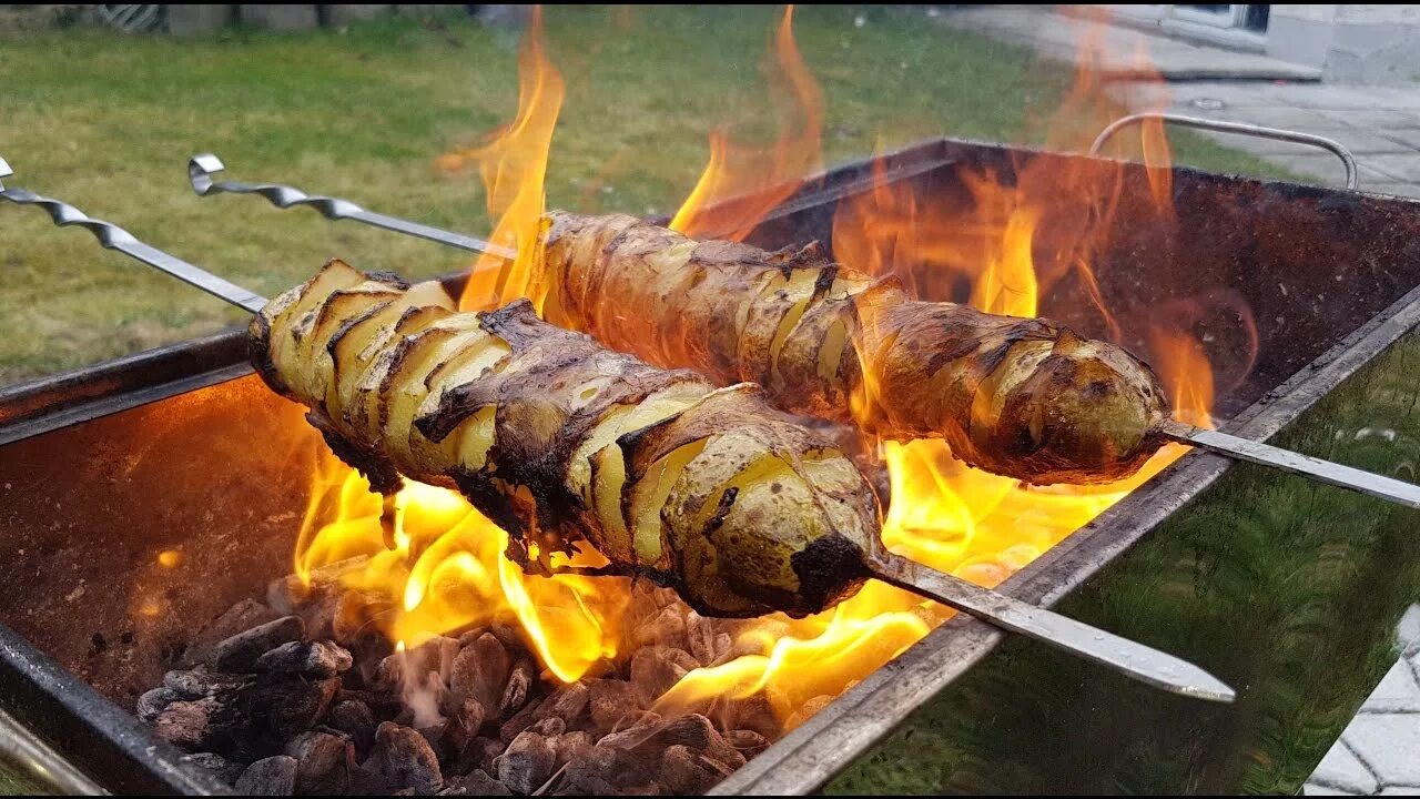 Печеный на углях. Шашлык на костре. Шашлык на огне. Блюда на углях. Шашлык с картошкой.