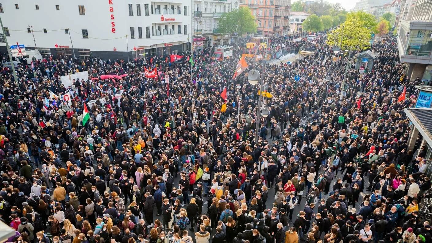 Демонстрация взгляд. Люди на демонстрации. Первомайская демонстрация в Германии. Демонстрация. Демонстрации в Германии 1 мая.